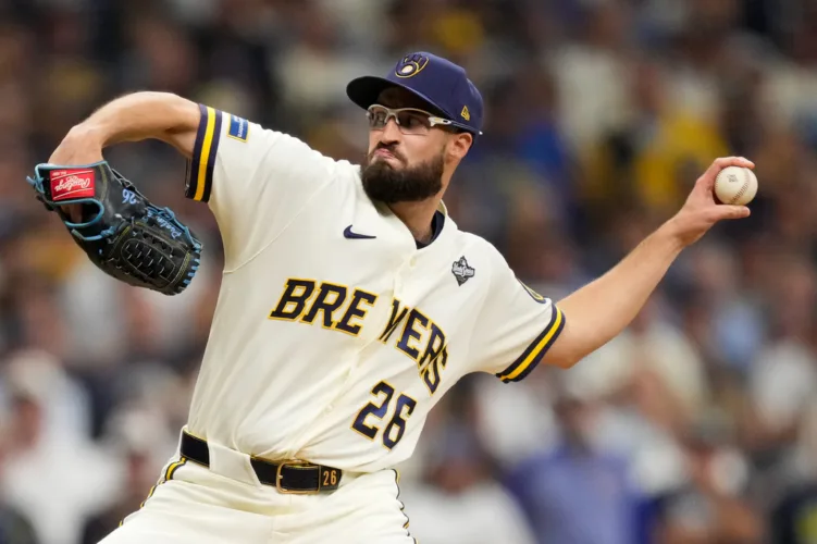Brewers' Ashby nears scoreless relief record